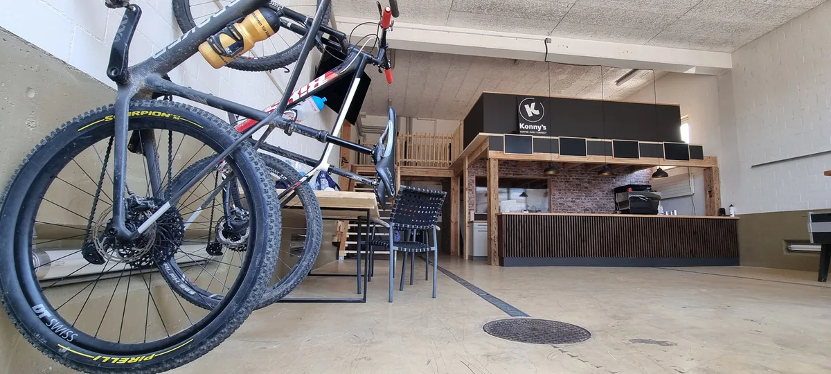 Ehemaliger Mountainbiker Konny Looser eröffnet Bikeshop in Hinwil. Es soll ein Treffpunkt für Fahrradbegeisterte werden.